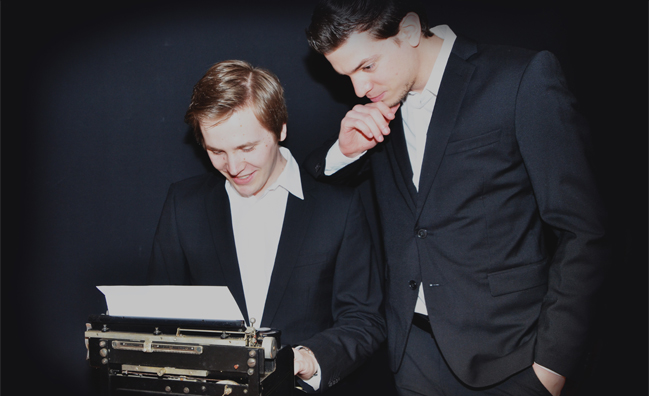 Jan-Philipp Matthewes und Simon Hoff mit einer Schreibmaschine